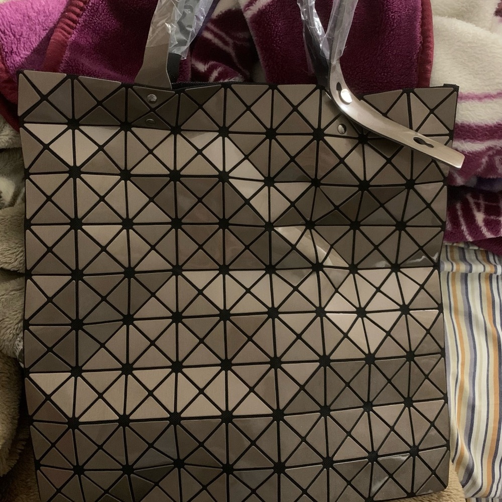 Geometric tan medium bag